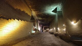 幻想的な地下空間