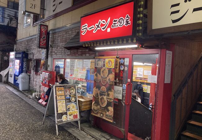 路地裏の24時間営業の家系ラーメン。