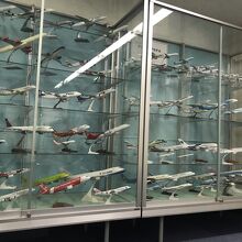 入り口にある飛行機の模型たち