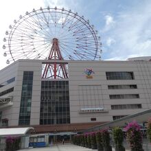 ビルの下じゃ無く上に乗っかってる～