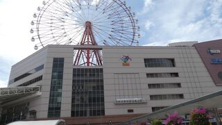 ビルの屋上？上にさらに観覧車が～