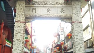 大理石の白い大きな門