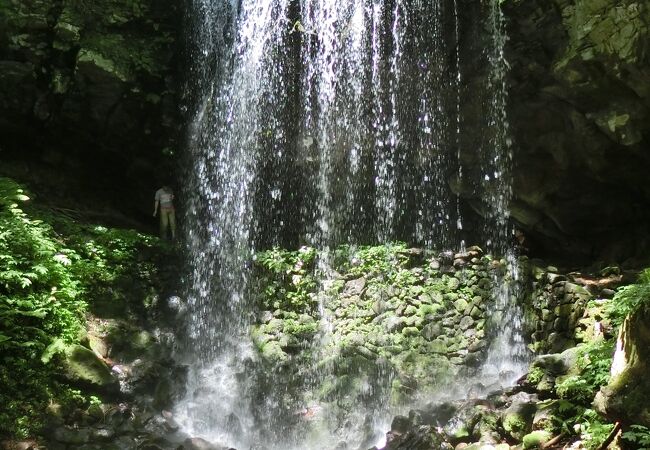 滝の裏側に入ることが出来る珍しい滝