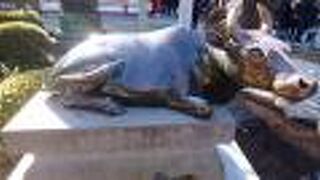 境内にたくさんあるお牛様