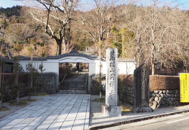 木曽三大寺の一つ興禅寺は福島関の代官の菩提寺で木曽義仲のお墓もありました