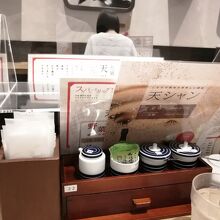 テーブルには各種塩があります