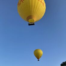 熱気球を見上げて