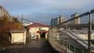 映画「天気の子」の重要なシーンに出てくる駅です。