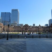 丸の内駅舎を望む
