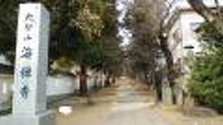 長い参道が立派なお寺