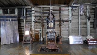 洞窟に押し寄せる波の迫力