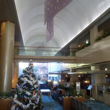 クリスマスツリーが飾られたホテルロビー