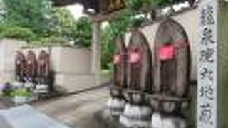 山門も立派です