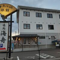 夕暮れに見た浄土ヶ浜旅館外観。こぢんまりとしたお宿です。