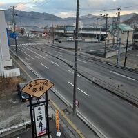 客室から見た街並み。手前の車道は国道45号線。