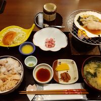 朝食の三色丼やホタテの貝焼きが美味。