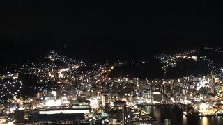 夜8時から特別なライトアップがあります