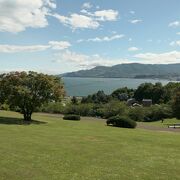 海と港を見下ろす丘の上の公園