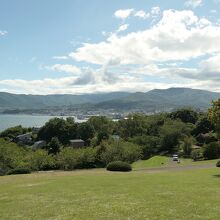 広々とした緑の斜面地