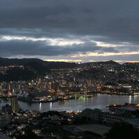 部屋から日の出前の夜景