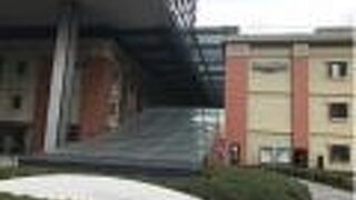 「旧帝蚕倉庫」の美しい近代建築を蘇らせた建物