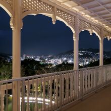 旧三菱第2ドッグハウスのベランダから見た長崎の市街地の夜景