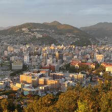 日没直前の市街地の風景