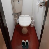 久々に、専用スリッパがあるトイレでした。