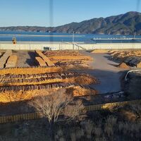 客室から見た藤原埠頭や宮古湾向こうの月山（がっさん）。