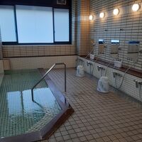一階にある大浴場。落ち着いて入れなかったのが残念。本文参照。