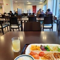 一階の朝食会場と朝食ブッフェの一例。