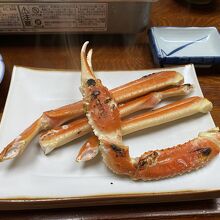 焼きガニ。お母さんが焼いてくれます。