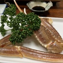 刺身。早く食べないと殻に張り付いて食べられなくなるそうです。