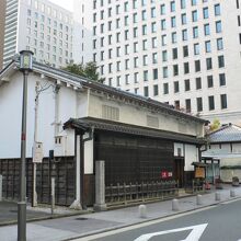 オフィス街はビルの谷間に異空間