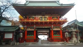 門が華やかだった神社