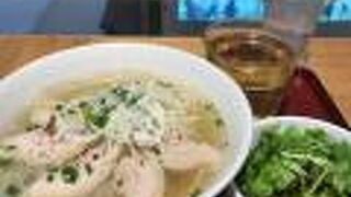 カウンター席でフォーを食べました