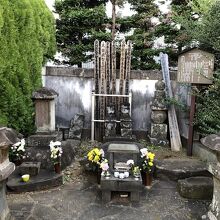 ３つの五輪の塔の前に、石の台がある