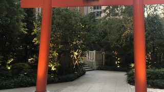 ショッピングモール裏の神社