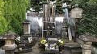 自刃したときに座っていたと伝えられる石がある