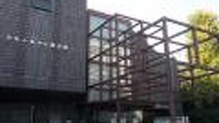 あたらしいモダンな建物です。