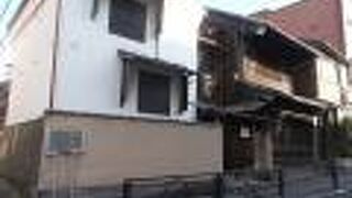 樋口一葉ゆかりの質屋です。