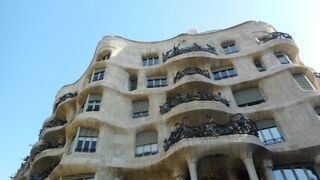 その独特の建築デザインは