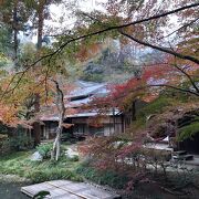 方丈にある丸い窓を通して見る庭園