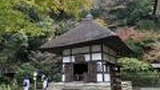 明月院開山の密室守厳の木像が祀られている