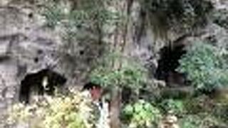 やぐらの内部に上杉憲方の宝篋印塔