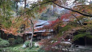 方丈にある丸い窓を通して見る庭園