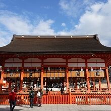 本殿にお参りします