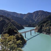 ミルキーブルーの湖、絵のように美しい。