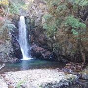 二段に流れ落ちていく滝