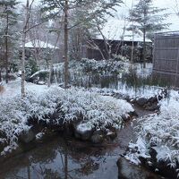 翌朝は雪。この先に貸切露天風呂があります。